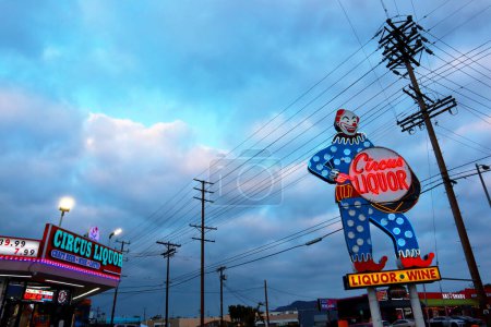 Téléchargez les photos : North Hollywood, Californie, États-Unis - 25 mai 2023 : Circus Liquor Store on Vineland Avenue, North Hollywood, Los Angeles. Aussi connu un endroit célèbre pour de nombreux films - en image libre de droit