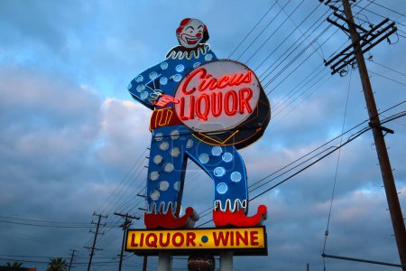 Foto de North Hollywood, California, Estados Unidos - 25 de mayo de 2023: Circus Liquor Store on Vineland Avenue, North Hollywood, Los Ángeles. También conocido como un lugar famoso para muchas películas - Imagen libre de derechos