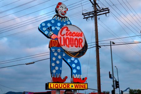Téléchargez les photos : North Hollywood, Californie, États-Unis - 25 mai 2023 : Circus Liquor Store on Vineland Avenue, North Hollywood, Los Angeles. Aussi connu un endroit célèbre pour de nombreux films - en image libre de droit