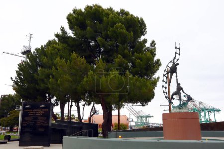 Téléchargez les photos : Los Angeles, Californie, États-Unis - 25 mai 2023 : Mémorial des anciens combattants de la marine marchande américaine situé à San Pedro, port de Los Angeles - en image libre de droit