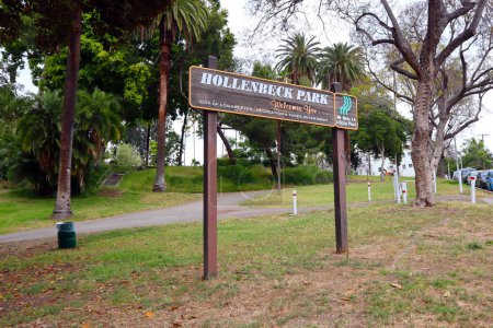 Foto de Los Ángeles, California, Estados Unidos - 29 de mayo de 2023: Hollenbeck Park se encuentra en la esquina de Saint Louis y Fourth Streets. El parque cuenta con colinas cubiertas de hierba, áreas de picnic, parques infantiles, parque de skate y un lago - Imagen libre de derechos
