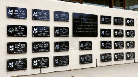 Téléchargez les photos : Redondo Beach, Californie, États-Unis - 26 mai 2023 : Monument à la mémoire des chiens de police de Redondo Beach - en image libre de droit
