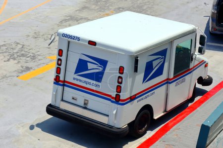 Téléchargez les photos : Redondo Beach, Californie, États-Unis - Mai 26, 2023 : USPS United States Postal Service delivery truck - en image libre de droit