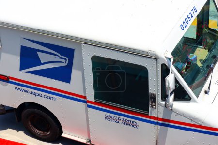 Foto de Redondo Beach, California, EE.UU. - 26 de mayo de 2023: USPS United States Postal Service delivery truck - Imagen libre de derechos