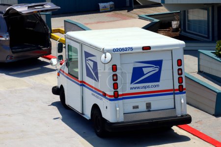 Foto de Redondo Beach, California, EE.UU. - 26 de mayo de 2023: USPS United States Postal Service delivery truck - Imagen libre de derechos