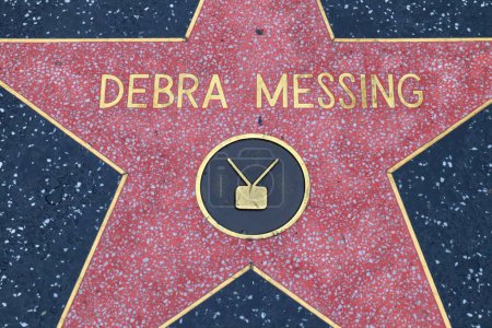 Foto de USA, CALIFORNIA, HOLLYWOOD - 18 de abril de 2019: Debra Messing protagoniza el Paseo de la Fama de Hollywood en Hollywood, California - Imagen libre de derechos