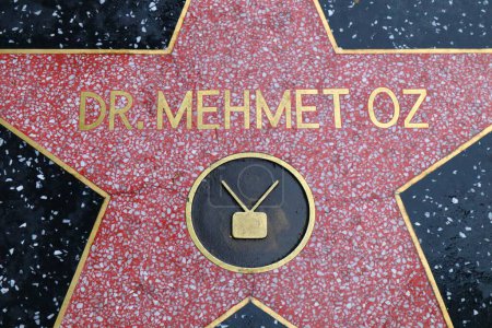 Téléchargez les photos : USA, CALIFORNIE, HOLLYWOOD - 20 mai 2019 : Le Dr Mehmet Oz sur le Hollywood Walk of Fame à Hollywood, Californie - en image libre de droit