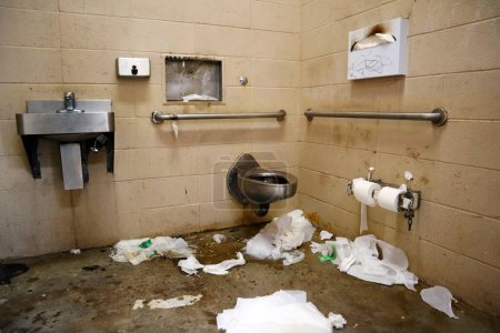 Foto de Los Ángeles, California, Estados Unidos - 29 de mayo de 2023: Horrible sucio asqueroso baño público - Imagen libre de derechos