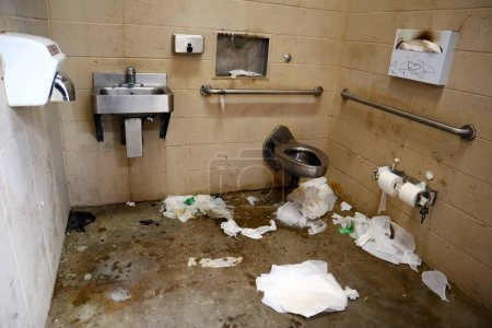 Téléchargez les photos : Los Angeles, Californie, États-Unis - Mai 29, 2023 : Horrible sale moche toilettes publiques - en image libre de droit