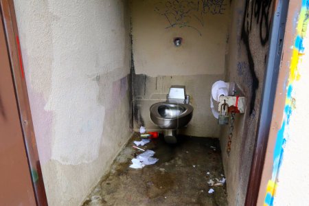 Téléchargez les photos : Los Angeles, Californie, États-Unis - Mai 29, 2023 : Horrible sale moche toilettes publiques - en image libre de droit