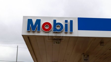 Téléchargez les photos : Los Angeles, Californie, États-Unis - 29 mai 2023 : MOBIL Gas Station. MOBIL est une marque d'ExxonMobil - en image libre de droit