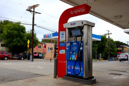 Foto de Los Ángeles, California, EE.UU. - 29 de mayo de 2023: Estación de servicio MOBIL. MOBIL es una marca de ExxonMobil - Imagen libre de derechos