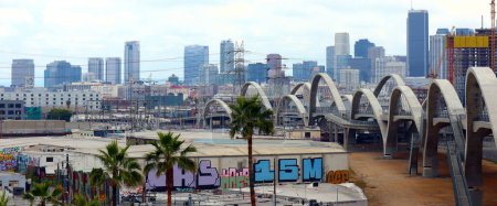 Téléchargez les photos : Los Angeles, Californie, États-Unis - 29 mai 2023 : vue du centre-ville de Los Angeles depuis le ruban de lumière, pont de la 6e rue - en image libre de droit