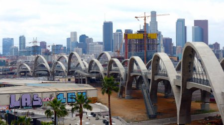 Téléchargez les photos : Los Angeles, Californie, États-Unis - 29 mai 2023 : vue du centre-ville de Los Angeles depuis le ruban de lumière, pont de la 6e rue - en image libre de droit