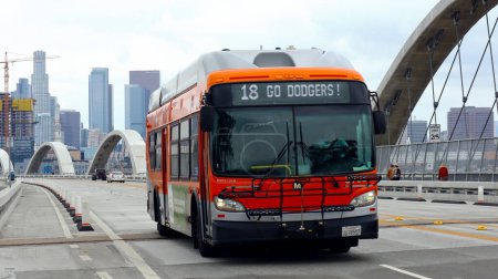Téléchargez les photos : Los Angeles, Californie, États-Unis - 29 mai 2023 : LA Metro Bus Transit, Transport en commun du comté de Los Angeles (MTA - LA County Metropolitan Transit Authority) - en image libre de droit