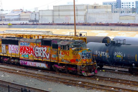 Foto de Los Ángeles, California, EE.UU. - 29 de mayo de 2023: Graffiti de tren de mercancías en la locomotora Union Pacific Railroad - Imagen libre de derechos