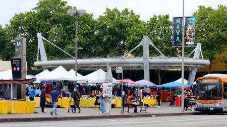 Foto de Los Ángeles, California, Estados Unidos - 29 de mayo de 2023: MacArthur Park Metro Community Street Market - Imagen libre de derechos
