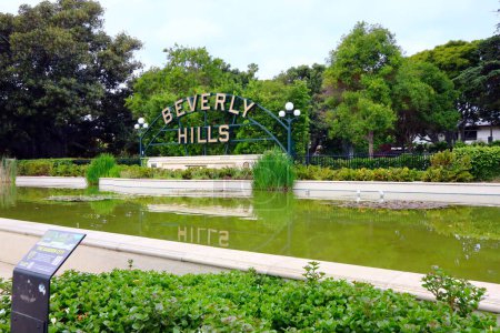Téléchargez les photos : Beverly Hills, Californie, États-Unis - 30 mai 2023 : Panneau de Beverly Hills situé dans le parc Beverly Gardens sur le boulevard Santa Monica, Beverly Hills - en image libre de droit