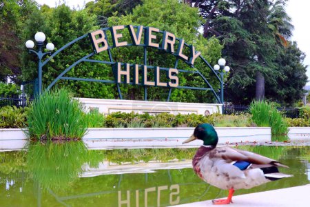 Foto de Beverly Hills, California, Estados Unidos - 30 de mayo de 2023: Beverly Hills Firma ubicada en Beverly Gardens Park en Santa Monica Blvd, Beverly Hills - Imagen libre de derechos