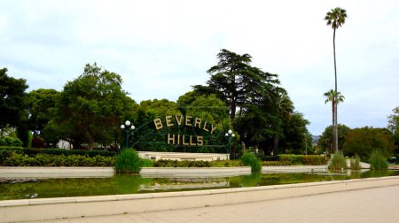 Téléchargez les photos : Beverly Hills, Californie, États-Unis - 30 mai 2023 : Panneau de Beverly Hills situé dans le parc Beverly Gardens sur le boulevard Santa Monica, Beverly Hills - en image libre de droit
