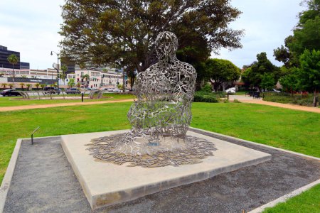 Téléchargez les photos : Beverly Hills, Californie, États-Unis - 30 mai 2023 : Beverly Gardens Park with art installation on Santa Monica Blvd. - en image libre de droit