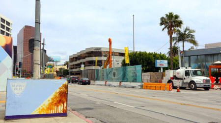 Téléchargez les photos : Beverly Hills, Californie, États-Unis - 30 mai 2023 : Station de métro Wilshire-La Cienega, prolongement de la ligne D en construction à l'angle du boulevard Wilshire et du boulevard La Cienega, Beverly Hills - en image libre de droit
