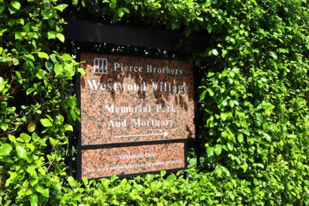 Téléchargez les photos : Los Angeles, Californie, États-Unis - 30 mai 2023 : vue du cimetière et de la morgue Pierce Brothers Westwood Village Memorial Park - en image libre de droit