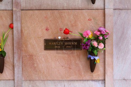 Téléchargez les photos : Los Angeles, Californie, États-Unis - 30 mai 2023 : Tombe de MARILYN MONROE au cimetière et à la morgue Pierce Brothers Westwood Village Memorial Park - en image libre de droit