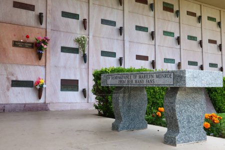Téléchargez les photos : Los Angeles, Californie, États-Unis - 10 mai 2019 : Tombe de Marilyn Monroe et Hugh Hefner dans le Westwood Village Memorial Park à Los Angeles, Californie - en image libre de droit