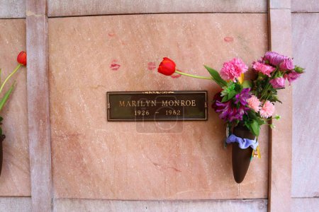 Téléchargez les photos : Los Angeles, Californie, États-Unis - 30 mai 2023 : Tombe de MARILYN MONROE au cimetière et à la morgue Pierce Brothers Westwood Village Memorial Park - en image libre de droit