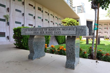 Téléchargez les photos : Los Angeles, Californie, États-Unis - 10 mai 2019 : Tombe de Marilyn Monroe et Hugh Hefner dans le Westwood Village Memorial Park à Los Angeles, Californie - en image libre de droit