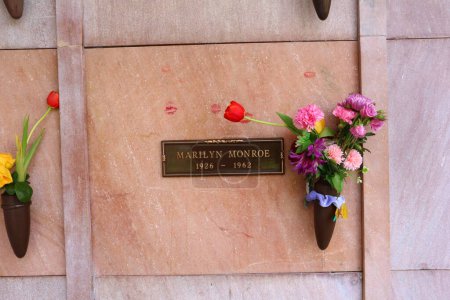 Foto de Los Ángeles, California, Estados Unidos - 30 de mayo de 2023: MARILYN MONROE grave at Pierce Brothers Westwood Village Memorial Park Cemetery and Mortuary - Imagen libre de derechos