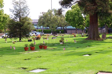 Foto de Los Ángeles, California, Estados Unidos - 30 de mayo de 2023: vista del cementerio y la morgue Pierce Brothers Westwood Village Memorial Park - Imagen libre de derechos
