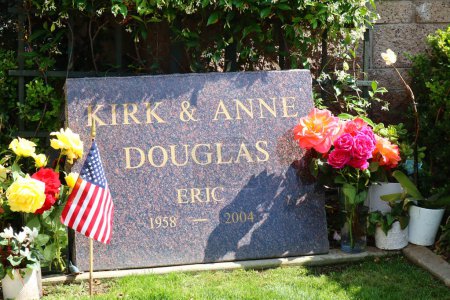 Foto de Los Ángeles, California, Estados Unidos - 30 de mayo de 2023: KIRK y ANNE DOUGLAS tumba en Pierce Brothers Westwood Village Memorial Park Cemetery and Mortuary - Imagen libre de derechos