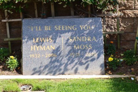 Téléchargez les photos : Los Angeles, Californie, États-Unis - 30 mai 2023 : Sépulture de LEWIS HYMAN et SANDRA MOSS au cimetière et morgue Pierce Brothers Westwood Village Memorial Park - en image libre de droit