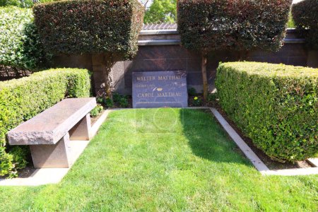 Téléchargez les photos : Los Angeles, Californie, États-Unis - 30 mai 2023 : Tombe de WALTER MATTHAU et CAROL MATTHAU au cimetière et morgue Pierce Brothers Westwood Village Memorial Park - en image libre de droit