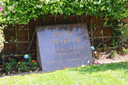 Téléchargez les photos : Los Angeles, Californie, États-Unis - 30 mai 2023 : Sépulture de MERV GRIFFIN au cimetière et à la morgue Pierce Brothers Westwood Village Memorial Park - en image libre de droit