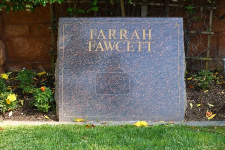 Téléchargez les photos : Los Angeles, Californie, États-Unis - 30 mai 2023 : FARRAH FAWCETT tombe au cimetière et à la morgue Pierce Brothers Westwood Village Memorial Park - en image libre de droit