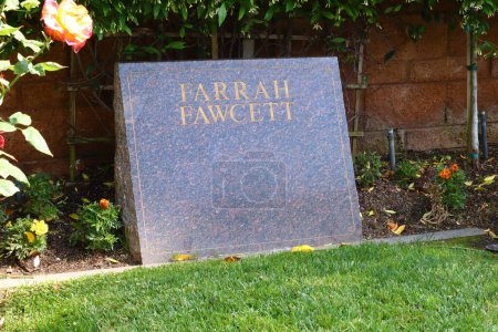 Téléchargez les photos : Los Angeles, Californie, États-Unis - 30 mai 2023 : FARRAH FAWCETT tombe au cimetière et à la morgue Pierce Brothers Westwood Village Memorial Park - en image libre de droit