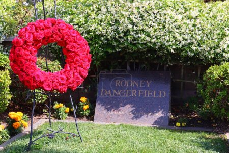 Foto de Los Ángeles, California, Estados Unidos - 30 de mayo de 2023: RODNEY DANGERFIELD tumba en Pierce Brothers Westwood Village Memorial Park Cemetery and Mortuary - Imagen libre de derechos