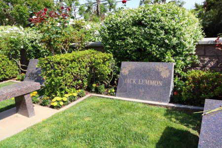 Foto de Los Ángeles, California, Estados Unidos - 30 de mayo de 2023: JACK LEMMON tumba en Pierce Brothers Westwood Village Memorial Park Cemetery and Mortuary - Imagen libre de derechos