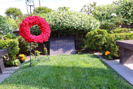 Téléchargez les photos : Los Angeles, Californie, États-Unis - 30 mai 2023 : Tombe de RODNEY DANGERFIELD au cimetière et à la morgue Pierce Brothers Westwood Village Memorial Park - en image libre de droit