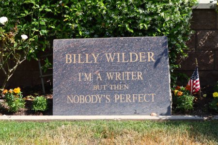 Téléchargez les photos : Los Angeles, Californie, États-Unis - 30 mai 2023 : Tombe de BILLY WILDER au cimetière et à la morgue Pierce Brothers Westwood Village Memorial Park - en image libre de droit