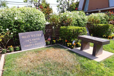 Téléchargez les photos : Los Angeles, Californie, États-Unis - 30 mai 2023 : Tombe de BILLY WILDER au cimetière et à la morgue Pierce Brothers Westwood Village Memorial Park - en image libre de droit