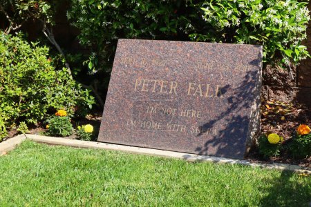 Téléchargez les photos : Los Angeles, Californie, États-Unis - 30 mai 2023 : Tombe de PETER FALK au cimetière et à la morgue Pierce Brothers Westwood Village Memorial Park - en image libre de droit