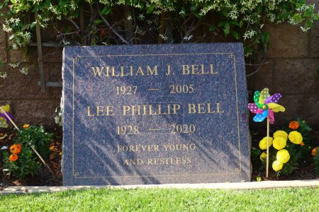 Foto de Los Ángeles, California, Estados Unidos - 30 de mayo de 2023: WILLIAM J. BELL y LEE PHILLIP Tumba BELL en el cementerio y mortuorio Pierce Brothers Westwood Village Memorial Park - Imagen libre de derechos