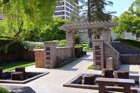 Téléchargez les photos : Los Angeles, Californie, États-Unis - 30 mai 2023 : vue du cimetière et de la morgue Pierce Brothers Westwood Village Memorial Park - en image libre de droit