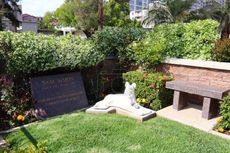 Téléchargez les photos : Los Angeles, Californie, États-Unis - 30 mai 2023 : Tombe de SAM SIMON au cimetière et à la morgue Pierce Brothers Westwood Village Memorial Park - en image libre de droit