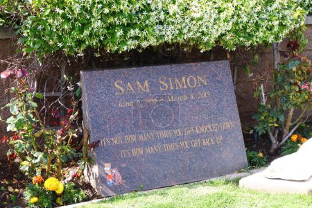 Foto de Los Ángeles, California, Estados Unidos - 30 de mayo de 2023: SAM SIMON tumba en Pierce Brothers Westwood Village Memorial Park Cemetery and Mortuary - Imagen libre de derechos