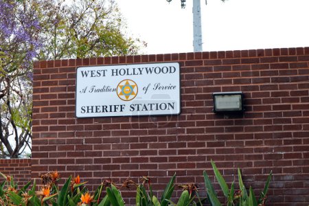 Foto de West Hollywood, California, Estados Unidos - 30 de mayo de 2023: Departamento del Sheriff del Condado de Los Ángeles - LASD West Hollywood Sheriff 's Station - Imagen libre de derechos